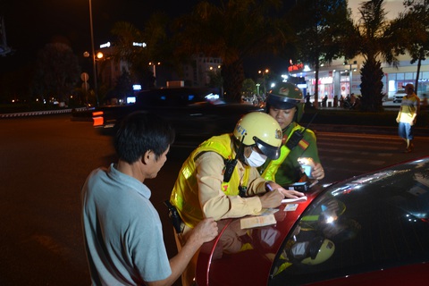 Cục Cảnh sát giao thông phối hợp kiểm tra lái xe vi phạm nồng độ cồn tại Bình Thuận - Ảnh 2. Cục Cảnh sát giao thông phối hợp kiểm tra lái xe vi phạm nồng độ cồn tại Bình Thuận - Ảnh 2.