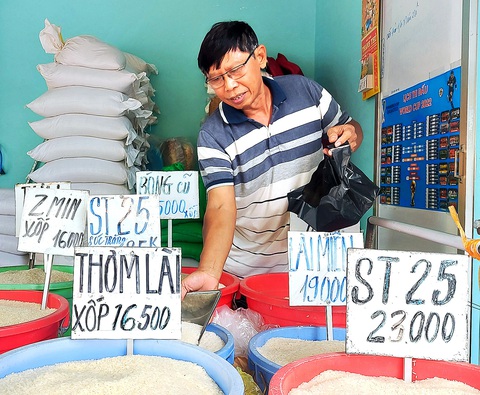 Giá lúa tăng mạnh: Nông dân vui, doanh nghiệp thận trọng - Ảnh 2. Tùy vào chất lượng hạt gạo thơm ngon mà người dân ở Kiên Giang để bảng giá bán khác nhau - Ảnh: CHÍ CÔNG