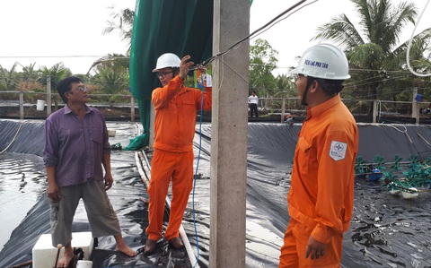 Chủ động phòng ngừa tai nạn điện - Ảnh 1. Công nhân điện tuyên truyền sử dụng điện an toàn và hướng dẫn các biện phòng tránh tai nạn điện khu vực nhà dân tại Cà Mau - Ảnh: Công ty cung cấp
