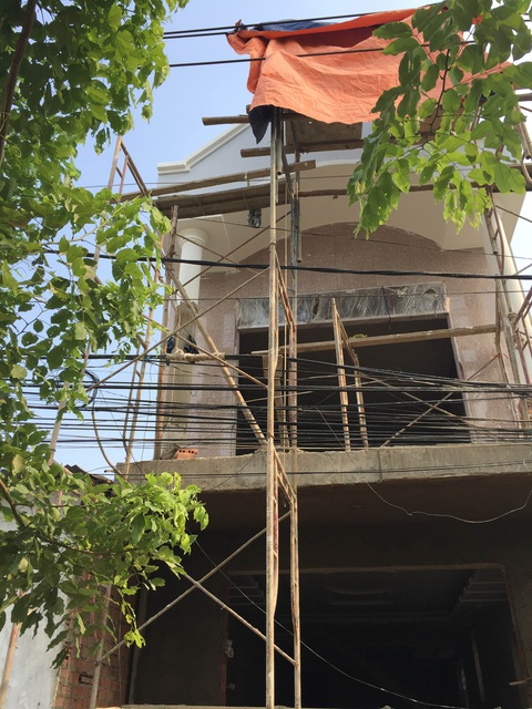 Chủ động phòng ngừa tai nạn điện - Ảnh 4. Người dân dựng giàn giáo xây nhà vi phạm đến hành lang an toàn lưới điện - Ảnh: Công ty cung cấp