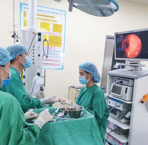 Hoại tử vách ngăn mũi do xông thuốc không rõ nguồn gốc - Ảnh 1. Hoại tử vách ngăn mũi do xông thuốc không rõ nguồn gốc - Ảnh 1.