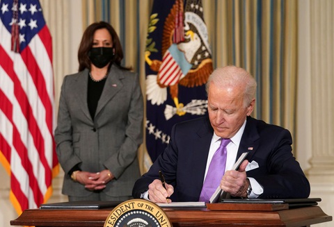 Ông Putin từng tặng ông Biden chiếc bàn viết hơn 12.000 USD - Ảnh 1. Ông Putin từng tặng ông Biden chiếc bàn viết hơn 12.000 USD - Ảnh 1.