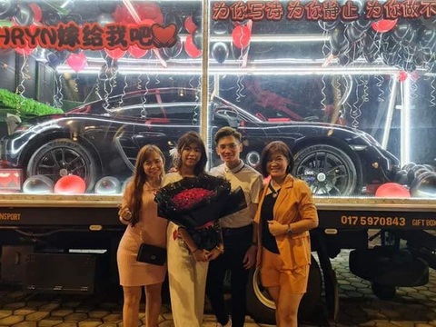 Chàng trai mua Porsche để cầu hôn bạn gái - Ảnh 1. Chàng trai mua Porsche để cầu hôn bạn gái - Ảnh 1.