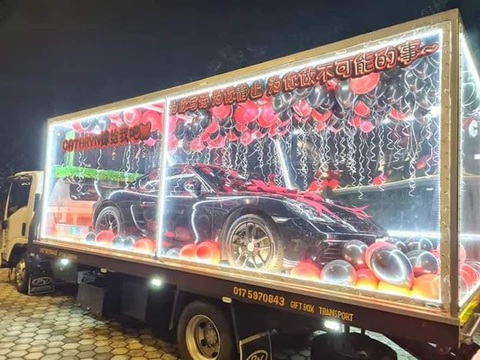 Chàng trai mua Porsche để cầu hôn bạn gái - Ảnh 2. Chàng trai mua Porsche để cầu hôn bạn gái - Ảnh 2.