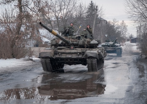 Mỹ viện trợ thêm 2 tỉ USD cho Ukraine, giúp chọc thủng phòng tuyến Nga - Ảnh 1. Mỹ viện trợ thêm 2 tỉ USD cho Ukraine, giúp chọc thủng phòng tuyến Nga - Ảnh 1.