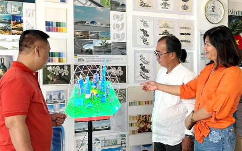 Ngày hội tư vấn tuyển sinh - hướng nghiệp tại TP.HCM: Nhiều hoạt động đặc sắc - Ảnh 1. Khoa kiến trúc - mỹ thuật Trường ĐH Công nghệ TP.HCM chuẩn bị hệ thống trình chiếu Hologram - giúp bạn trẻ dễ hình dung ngành nghệ thuật số - Ảnh: Xuân Dung