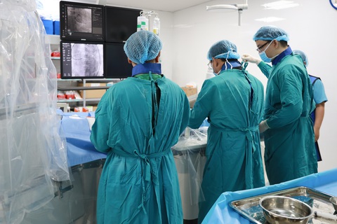 Chủ quan với những cơn đau ngực coi chừng suy tim - Ảnh 2. Ê kíp Bệnh viện Đa khoa Gia Đình thực hiện tái thông mạch vành cho bệnh nhân