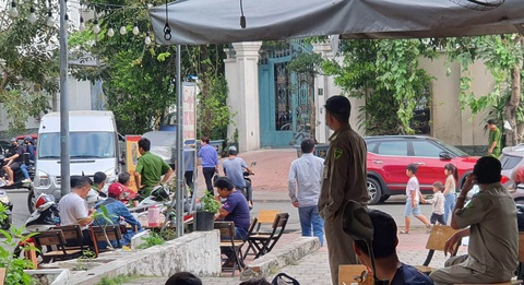 Đến 8h25 ngày 25-2, lực lượng chức năng khám xét xong ở nhà bà Hàn Ni và thu giữ một số tài liệu liên quan vụ án, lên xe rời đi - Ảnh: MINH HÒA Đến 8h25 ngày 25-2, lực lượng chức năng khám xét xong ở nhà bà Hàn Ni và thu giữ một số tài liệu liên quan vụ án, lên xe rời đi - Ảnh: MINH HÒA