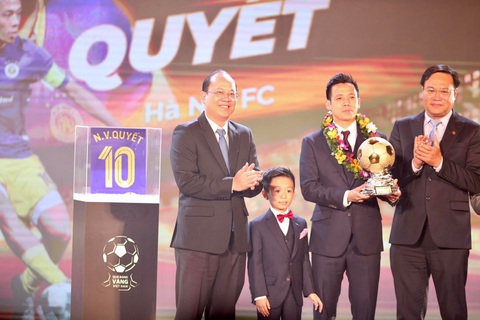 Văn Quyết, Huỳnh Như đoạt Quả bóng vàng Việt Nam 2022 - Ảnh 1. Văn Quyết giành Quả bòng vàng Việt Nam 2022 - Ảnh: NGUYÊN KHÔI