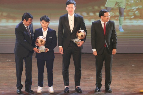 Trực tuyến: Huỳnh Như đoạt Quả bóng vàng nữ 2022 - Ảnh 3. Bích Thuỳ (thứ 2 từ trái sang), Hoàng Đức (thứ ba từ trái sáng) nhận Quả bóng đồng nữ và nam - Ảnh: H.T
