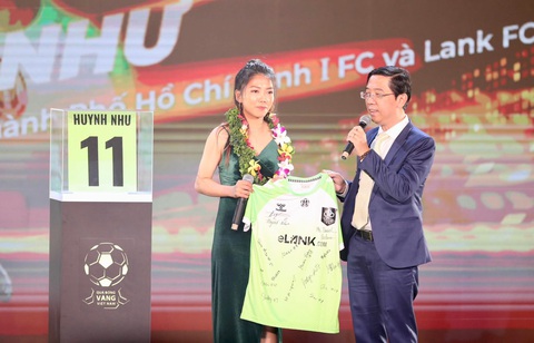 Trực tuyến: Văn Quyết, Huỳnh Như đoạt Quả bóng vàng 2022 - Ảnh 2. Huỳnh Như trao tặng áo thi đấu tại CLB Lank cho ban tổ chức - Ảnh: NGUYÊN KHÔI