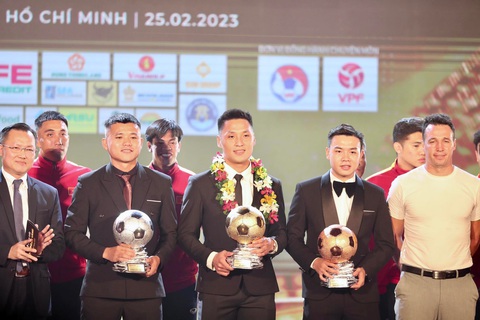Trực tuyến: Huỳnh Như đoạt Quả bóng vàng nữ 2022 - Ảnh 4. Văn Ý (giữa), Đình Hùng (trái) và Đoàn Phát (phải) lần lượt nhận các danh hiệu Quả bóng Vàng, bạc, đồng futsal - Ảnh: H.T