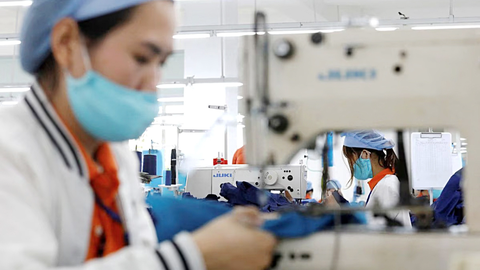 Canada: thị trường tiềm năng cho dệt may Việt - Ảnh 1. Dệt may là mặt hàng dẫn đầu kim ngạch xuất khẩu sang Canada của Việt Nam trong năm 2022 - Ảnh: Reuters