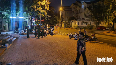 Công an TP.HCM đang khám xét nhà bà Hàn Ni ở quận 7 - Ảnh 5. Công an TP.HCM đang khám xét nhà bà Hàn Ni ở quận 7 - Ảnh 5.