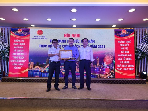 Danapha - hành trình gần 60 năm ghi dấu ấn thương hiệu - Ảnh 3. Danapha nhận giấy khen của Cục thuế Đà Nẵng vì thực hiện tốt chính sách về thuế