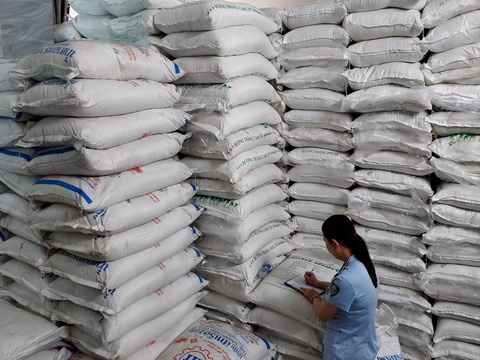 TP.HCM tạm giữ lượng lớn đường cát không rõ nguồn gốc - Ảnh 1. TP.HCM tạm giữ lượng lớn đường cát không rõ nguồn gốc - Ảnh 1.
