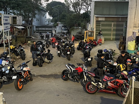 Cả trăm xe đại hội mô tô khủng lao vào đường cấm bị chặn bắt - Ảnh 1. Cả trăm xe đại hội mô tô khủng lao vào đường cấm bị chặn bắt - Ảnh 1.