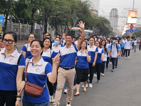 Nhân viên y tế đi bộ kêu gọi cùng ngành vượt khó - Ảnh 1. Nhân viên y tế đi bộ kêu gọi cùng ngành vượt khó - Ảnh 1.