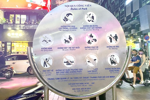 Chó vẫn lông nhông ở phố đi bộ - Ảnh 5. Bảng cấm dắt chó vào phố đi bộ Nguyễn Huệ - Ảnh: DIỆU QUÍ