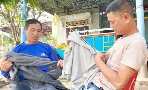 Sống sót kỳ diệu dưới lưỡi hái tử thần - Kỳ 6: 13 giờ đối diện thần chết giữa biển đêm - Ảnh 3. Chiếc áo thun xám mà hai ngư dân đã dùng để vẫy chiếc tàu cá cứu mạng sau 13 giờ trôi lênh đênh trên biển - Ảnh: QUỐC NAM