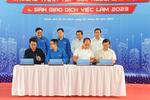 10.000 việc làm đang chờ, hỗ trợ xe miễn phí đưa người lao động đến TP.HCM tìm việc - Ảnh 4. 10.000 việc làm đang chờ, hỗ trợ xe miễn phí đưa người lao động đến TP.HCM tìm việc - Ảnh 4.