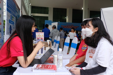 10.000 việc làm đang chờ, hỗ trợ xe miễn phí đưa người lao động đến TP.HCM tìm việc - Ảnh 2. 10.000 việc làm đang chờ, hỗ trợ xe miễn phí đưa người lao động đến TP.HCM tìm việc - Ảnh 2.