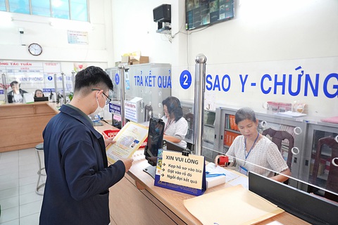 Xác nhận cư trú: đâu phải khó giải quyết - Ảnh 1. Người dân đến làm thủ tục hành chính tại UBND phường 14, quận 10, TP.HCM - Ảnh: HỮU HẠNH
