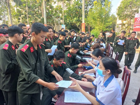 Chiến sĩ miền Tây hiến máu vì cộng đồng - Ảnh 2. Chiến sĩ miền Tây hiến máu vì cộng đồng - Ảnh 2.