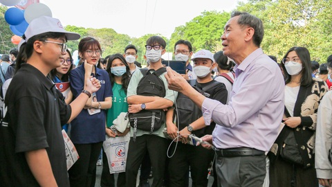 Chương trình tư vấn tuyển sinh - hướng nghiệp 2023: Ngày hội thật sự của phụ huynh, học sinh - Ảnh 3. Nhóm học sinh Trường THPT Chợ Gạo (Tiền Giang) lắng nghe thầy Võ Văn Tới, Trường đại học Quốc tế (Đại học Quốc gia TP.HCM), tư vấn về ngành kỹ thuật y sinh - Ảnh: PHƯƠNG QUYÊN