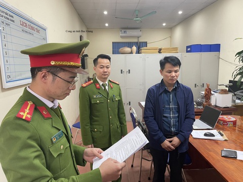 Trạm trưởng kiểm lâm cùng lãnh đạo xã lập khống hồ sơ gỗ để bán cho doanh nghiệp - Ảnh 1. Trạm trưởng kiểm lâm cùng lãnh đạo xã lập khống hồ sơ gỗ để bán cho doanh nghiệp - Ảnh 1.