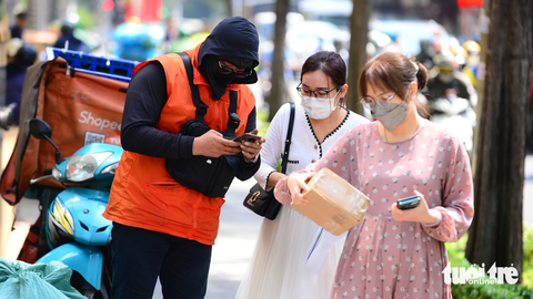 Thuế bán hàng online: siết chặt nhưng cần hợp lý - Ảnh 1. Hoạt động bán hàng online trên sàn thương mại điện tử sẽ phải chịu quản lý thuế - Ảnh: Q.ĐỊNH