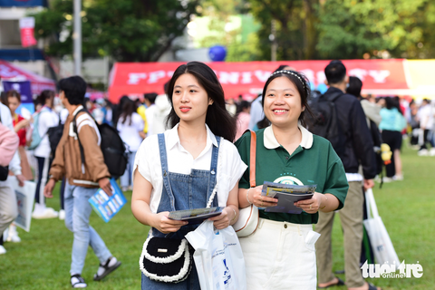 Ngày hội tư vấn tuyển sinh đông kín học sinh háo hức chờ nghe tư vấn - Ảnh 7. Ngày hội tư vấn tuyển sinh đông kín học sinh háo hức chờ nghe tư vấn - Ảnh 7.