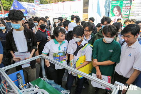 Ngày hội tư vấn tuyển sinh đông kín học sinh háo hức chờ nghe tư vấn - Ảnh 8. Ngày hội tư vấn tuyển sinh đông kín học sinh háo hức chờ nghe tư vấn - Ảnh 8.