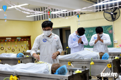 Hiến xác y học: Quà tặng cho sự sống - Ảnh 4. Sinh viên bộ môn giải phẫu học đặt hoa và cúi đầu cảm ơn những người đã tình nguyện hiến tặng thân thể cho sự nghiệp giáo dục và đào tạo y khoa