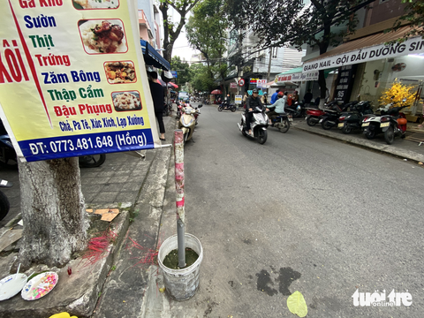 Muôn kiểu xí phần lòng đường để cản trở đậu ô tô ở Đà Nẵng - Ảnh 1. Muôn kiểu xí phần lòng đường để cản trở đậu ô tô ở Đà Nẵng - Ảnh 1.