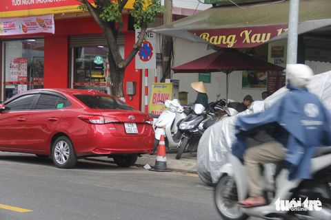 Muôn kiểu xí phần lòng đường để cản trở đậu ô tô ở Đà Nẵng - Ảnh 4. Muôn kiểu xí phần lòng đường để cản trở đậu ô tô ở Đà Nẵng - Ảnh 4.