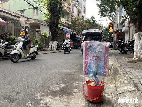 Muôn kiểu xí phần lòng đường để cản trở đậu ô tô ở Đà Nẵng - Ảnh 5. Muôn kiểu xí phần lòng đường để cản trở đậu ô tô ở Đà Nẵng - Ảnh 5.