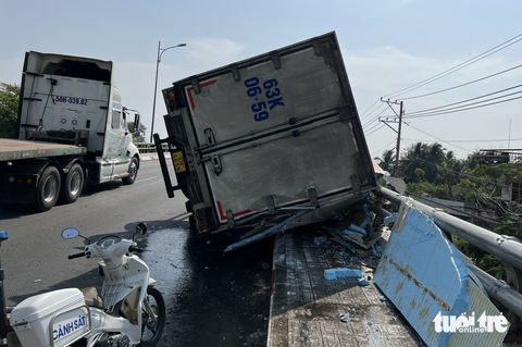 Người dân cùng giúp tài xế xe tải lật trên cầu Kênh Xáng gom cá - Ảnh 3. Người dân cùng giúp tài xế xe tải lật trên cầu Kênh Xáng gom cá - Ảnh 3.