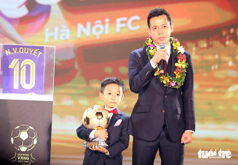 Giá Văn Quyết hành xử như... Messi - Ảnh 2. Giá Văn Quyết hành xử như... Messi - Ảnh 2.