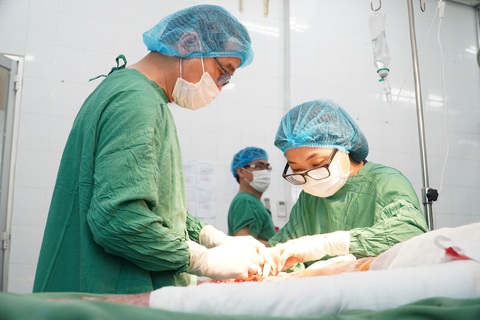Trắng đêm mang trái tim từ TP.HCM ra Hà Nội ghép cứu người - Ảnh 5. Trắng đêm mang trái tim từ TP.HCM ra Hà Nội ghép cứu người - Ảnh 5.