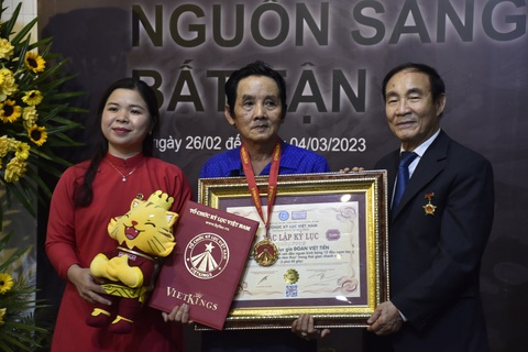 Họa sĩ vẽ tranh ngược kính xác lập kỷ lục Việt Nam lần thứ 4 - Ảnh 1. Họa sĩ vẽ tranh ngược kính xác lập kỷ lục Việt Nam lần thứ 4 - Ảnh 1.