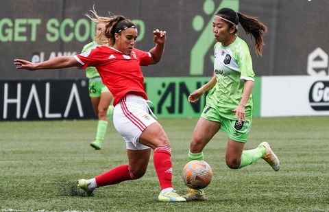 Huỳnh Như có nên về dự SEA Games 32? - Ảnh 1. Huỳnh Như (phải) đang thi đấu nổi bật cùng Lank FC - Ảnh: LANK FC