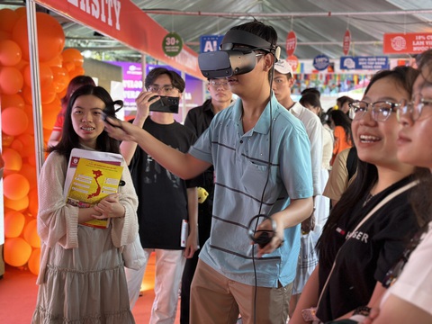 Robot, thiết bị AI, máy in 3D... đến với ngày hội tư vấn tuyển sinh - Ảnh 1. Robot, thiết bị AI, máy in 3D... đến với ngày hội tư vấn tuyển sinh - Ảnh 1.