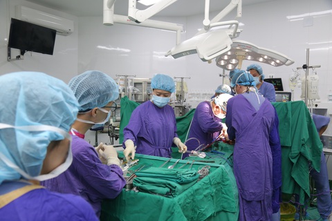 Trắng đêm mang trái tim từ TP.HCM ra Hà Nội ghép cứu người - Ảnh 1. Trắng đêm mang trái tim từ TP.HCM ra Hà Nội ghép cứu người - Ảnh 1.