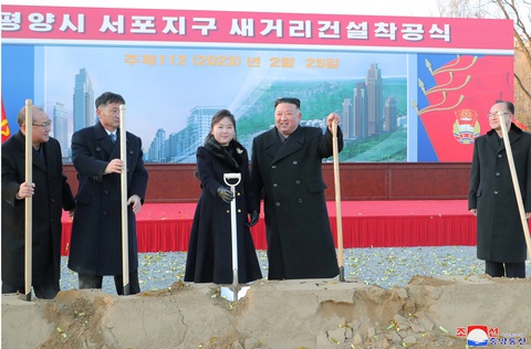 Ông Kim Jong Un chỉ đạo xây con đường đặc biệt, huy động 100.000 thanh niên tình nguyện tham gia - Ảnh 1. Ông Kim Jong Un chỉ đạo xây con đường đặc biệt, huy động 100.000 thanh niên tình nguyện tham gia - Ảnh 1.