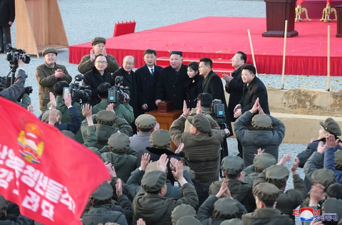Ông Kim Jong Un chỉ đạo xây con đường đặc biệt, huy động 100.000 thanh niên tình nguyện tham gia - Ảnh 2. Ông Kim Jong Un chỉ đạo xây con đường đặc biệt, huy động 100.000 thanh niên tình nguyện tham gia - Ảnh 2.