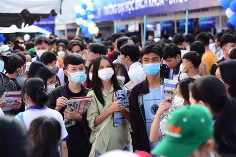 Hôm nay 26-2: Các bạn thí sinh hãy đến với Ngày hội tư vấn tuyển sinh 2023 tại TP.HCM - Ảnh 1. Rất đông học sinh đến với ngày hội sáng 26-2 - Ảnh: DUYÊN PHAN
