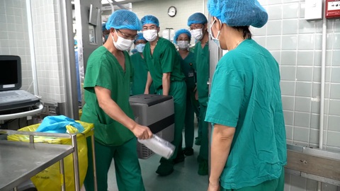 Trắng đêm mang trái tim từ TP.HCM ra Hà Nội ghép cứu người - Ảnh 2. Trắng đêm mang trái tim từ TP.HCM ra Hà Nội ghép cứu người - Ảnh 2.