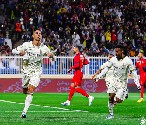 Ronaldo lập hat-trick giúp Al-Nassr lên đỉnh bảng - Ảnh 1. Ronaldo lập hat-trick giúp Al-Nassr lên đỉnh bảng - Ảnh 1.