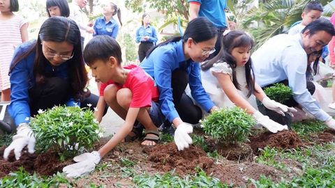 Cùng chính quyền giải quyết việc khó - Ảnh 1. Các đại biểu cùng trồng cây với các bạn nhỏ trong khuôn viên sân chơi thiếu nhi tại cụm chung cư An Lộc - An Phúc (TP Thủ Đức, TP.HCM) - Ảnh: K.ANH